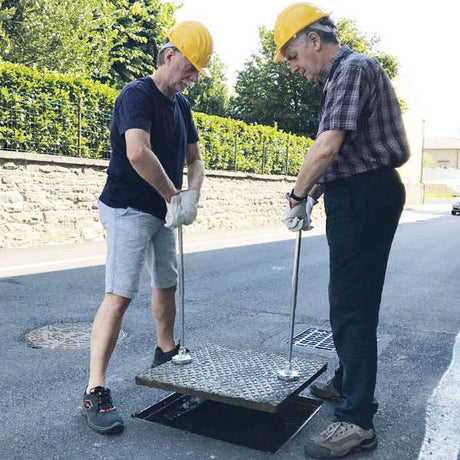 Italifters XT1 NANO ATEX Compact Folding Magnetic Manhole Cover Lifter