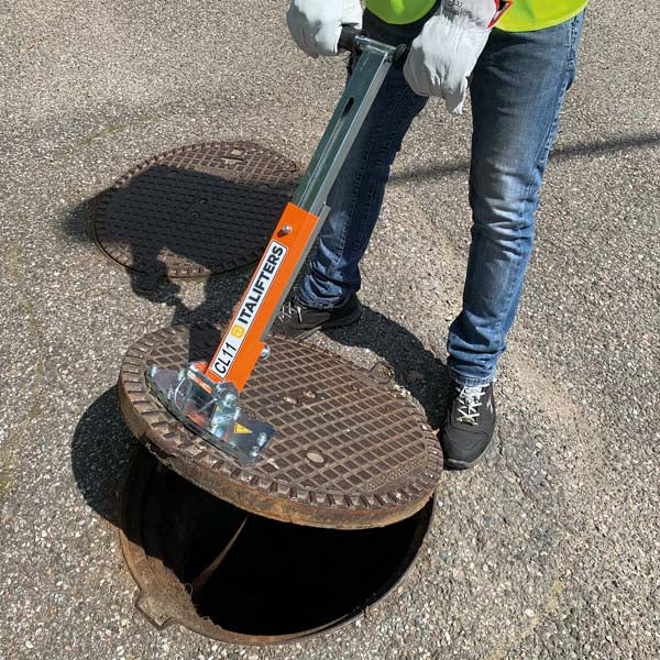 Italifters CL11 Manhole Cover Lifter with Curved Base and Telescopic Handle
