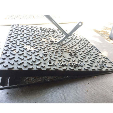 Italifters XT1 NANO ATEX Compact Folding Magnetic Manhole Cover Lifter