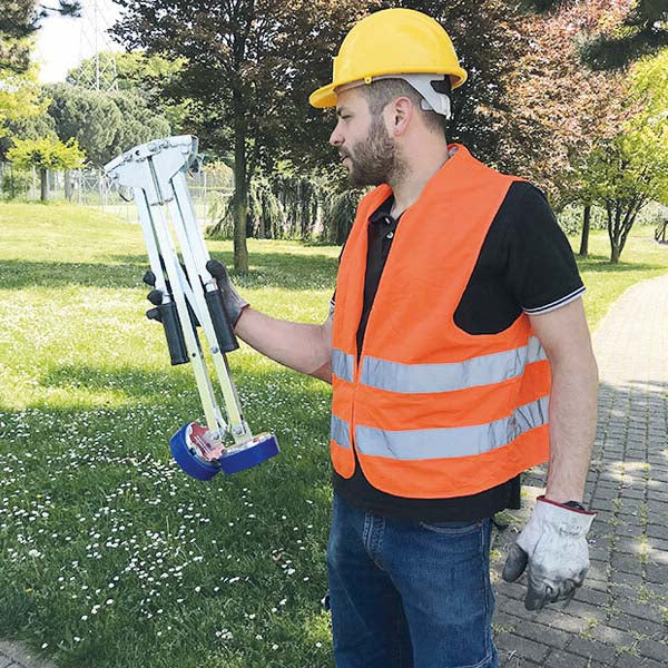 Italifters XT3 Compass Manhole Cover Lifter with Double Magnets