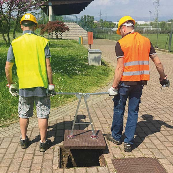 Italifters XT3 Compass Manhole Cover Lifter with Double Magnets